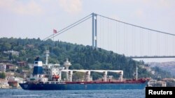 Kapal Razoni yang berbendera Sierra Leone dan membawa gandum, berlayar di Selat Bosphorus di Istanbul, Turki (3/8). 