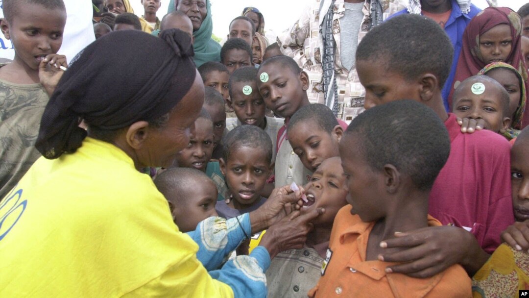 Seorang petugas kesehatan WHO memberikan vaksin polio di desa Tosweyn, wilayah Baidoa, Somalia (foto: dok).