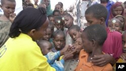 Seorang petugas kesehatan WHO memberikan vaksin polio di desa Tosweyn, wilayah Baidoa, Somalia (foto: dok).