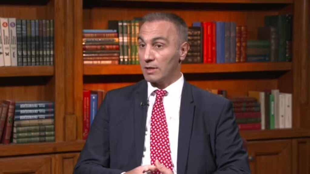Интервју - Артан Груби: Треба да се раскине врската меѓу политиката и владеењето на правото