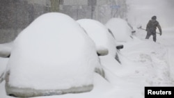 Un homme déneige une voie à Ottawa, au Canada, le 16 février 2016. 