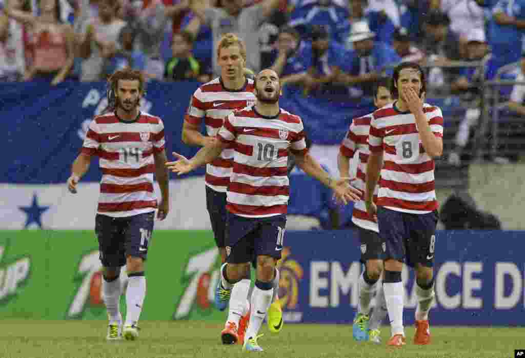 El capitán de Estados Unidos, Landon Donovan rodeado por sus compañeros celebrando uno de sus goles en la semifinal ante Honduras.