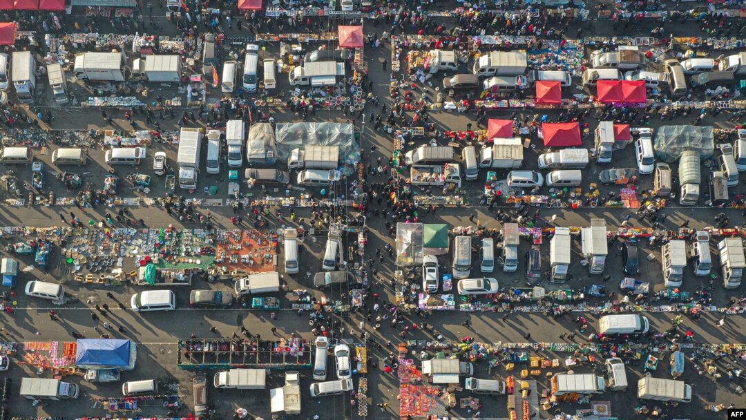 Fotografija snimljena 28. januara 2024. prikazuje ljude koji kupuju na pijaci u Šenjangu, u sjeveroistočnoj kineskoj provinciji Liaoning. (Photo by AFP)