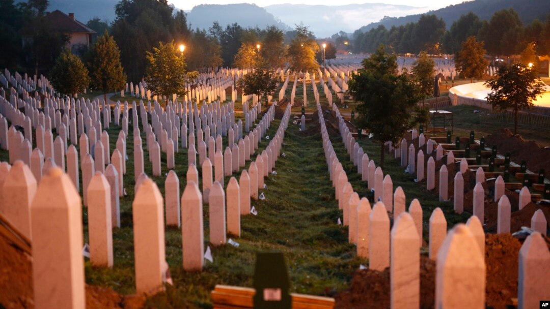 Groblje u Srebrenici (AP Photo/Amel Emric)