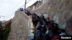 People walk up stairs after a mass evacuation of the entire coastline during a tsunami alert after a magnitude 6.9 earthquake hit off the coast in Valparaiso, Chile, April 24, 2017. 