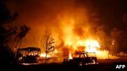 Des véhicules en train de brûler à Middletown, Californie, 13 septembre 2015.