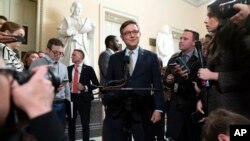 El presidente de la Cámara, Mike Johnson, republicano por Luisiana, habla con los periodistas después de que la Cámara aprobara un proyecto de ley de financiación para evitar el cierre del gobierno, en el Capitolio de Washington, el viernes 20 de diciembre de 2024. 