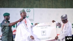 Le président de la Commission électorale nationale indépendante (INEC) du Nigéria, Mahmood Yakubu, affiche les résultats du vote le 25 février 2019 à Abuja.