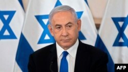 ফাইল ছবি - ইসরায়েলের সাবেক প্রধানমন্ত্রী বেনিয়ামেন নেতানিয়াহু সালে তেল আবিবের হাকিরিয়া সামরিক ঘাঁটিতে ব্রিফিংয়ের সময় তোলা ছবি।১৯ মে ২০২১।(ছবি-এএফপি/সেব্যাসচিয়ান শাইনার)