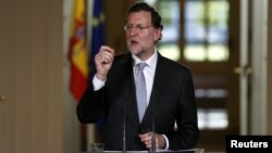 PM Mariano Rajoy berbicara dalam sebuah pertemuan di Madrid Desember 2012. Saat ini ia dituntut mundur atas tuduhan korupsi.