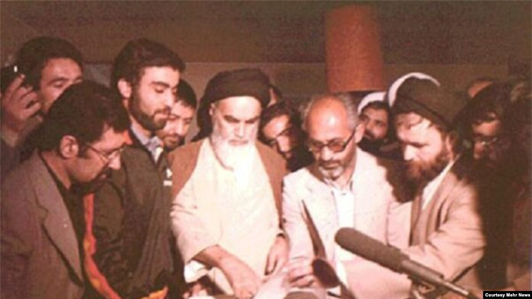 ایرانی سپریم لیڈر آیت اللہ روح اللہ خمینی 30-31 مارچ 1979 کو ایک ریفرنڈم کا مشاہدہ کر رہے ہیں، جس میں ایران کے 'اسلامی جمہوریہ' بننے کے لیے ان کے مطالبے کو منظور کیا گیا تھا۔ فائل فوٹو