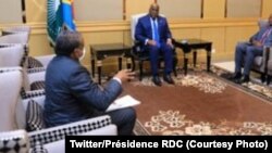 Dr. Jean-Jacques Muyembe (G), mokambi ya secrétariat technique ya bitumba na COVID-19 na masolo na président Félix Tshisekedi (c) na Palais de la nation, Kinshasa, 11 évrier 2021. (Twitter/Présidence RDC)