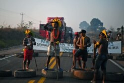 Los manifestantes indígenas bloquearon una importante carretera transamazónica para protestar contra la falta de apoyo gubernamental durante la pandemia del COVID-19 y la deforestación ilegal en sus territorios y sus alrededores.