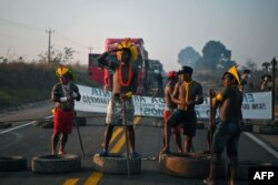 Los manifestantes indígenas bloquearon una importante carretera transamazónica para protestar contra la falta de apoyo gubernamental durante la pandemia del COVID-19 y la deforestación ilegal en sus territorios y sus alrededores.