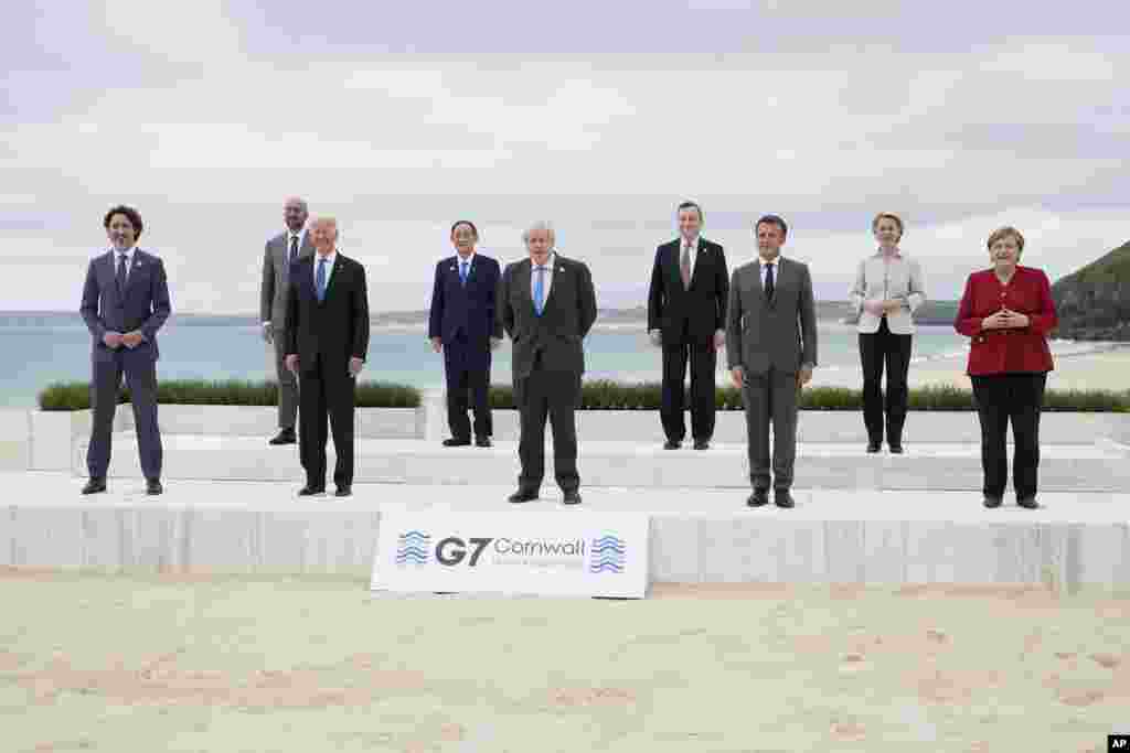 Para pemimpin negara-negara G-7 berpose bersama di Carbis Bay, St. Ives, Cornwall, Inggris saat dimulainya KTT G-7 hari Jumat (11/6). (Foto: AP)