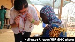 Le docteur Roberta Petrucci, au centre de santé Lazaret à Niamey, au Niger, examine un enfant qui souffre de méningite. 