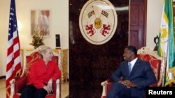 Sakatariyar harkokin wajen Amurka Hillary Clinton take ganawa da shugaban Togo Faure Gnassingbe, a fadar shugaban kasar. 