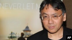 Kazuo Ishiguro nació en Nagasaki, en 1954. Su padre era científico pero fue llevado de niño, a sus cinco años, a Reino Unido, a la ciudad de Guilford, donde creció.