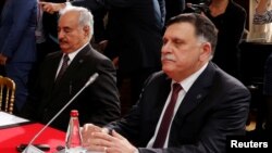 Le Premier ministre libyen Fayez al-Sarraj (à droite) et le général Khalifa Haftar (à gauche), près de Paris, France, le 25 juillet 2017.