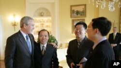 美国前总统小布什2006年在白宫会晤中国基督徒李柏光，王怡和余杰(从左至右)