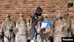 Abubakar Shekau (au centre) dans une vidéo, publiée le 15 janvier 2018.