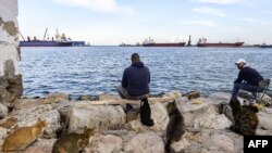 Des hommes pêchent au port de Sousse, à environ 140 kilomètres au sud de la capitale tunisienne, le 26 novembre 2020.