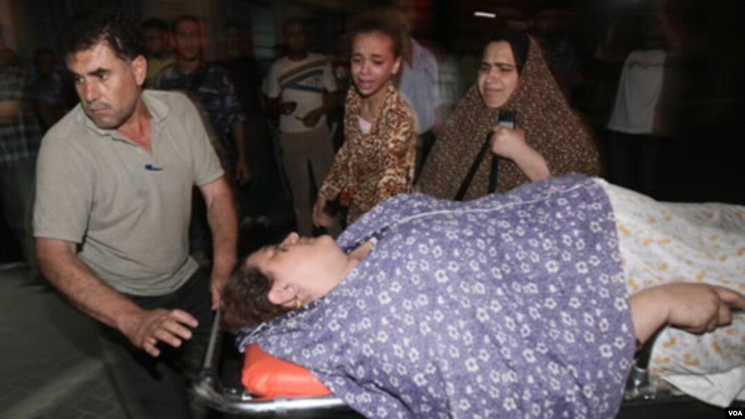Seorang wanita Palestina yang terluka akibat serangan Israel di Gaza segera dilarikan ke rumah sakit (15/8)