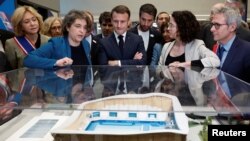 El presidente francés, Emmanuel Macron y la presidenta del Consejo Regional de Ile-de-France, Valerie Pecresse, Stéphane Troussel observan una maqueta para una de los centros de realización de los Juegos Olimpicos de París 2024 en Saint-Denis, cerca de París, Francia.