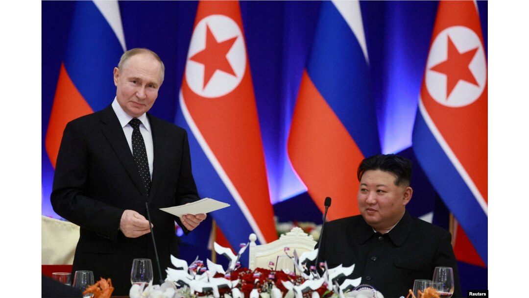 Presiden Rusia Vladimir Putin dan pemimpin Korea Utara Kim Jong Un menghadiri resepsi kenegaraan di Pyongyang, Korea Utara, 19 Juni 2024. (Foto: Sputnik/Vladimir Smirnov/Pool via REUTERS)