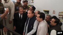 نوازشریف د گوند د ځینو نورو مرستیالانو سره