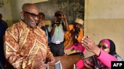 Le président des Comores, Azali Assoumani, arrive à un bureau de vote lors du référendum constitutionnel, à Mitsoudje, près de Moroni, Comores, le 30 juillet 2018