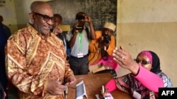 Azali Assoumani, président des Comores, à un bureau de vote, à Mitsoudje, près de Moroni, Comores, le 30 juillet 2018.