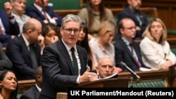 Perdana Menteri Inggris Keir Starmer berbicara di hadapan anggota parlemen di London, pada 4 September 2024. (Foto: UK Parliament/Handout via Reuters)