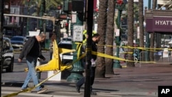 Agentes colocan unas barreras en Canal y Bourbon Street el jueves 2 de enero de 2025, en Nueva Orleans. 