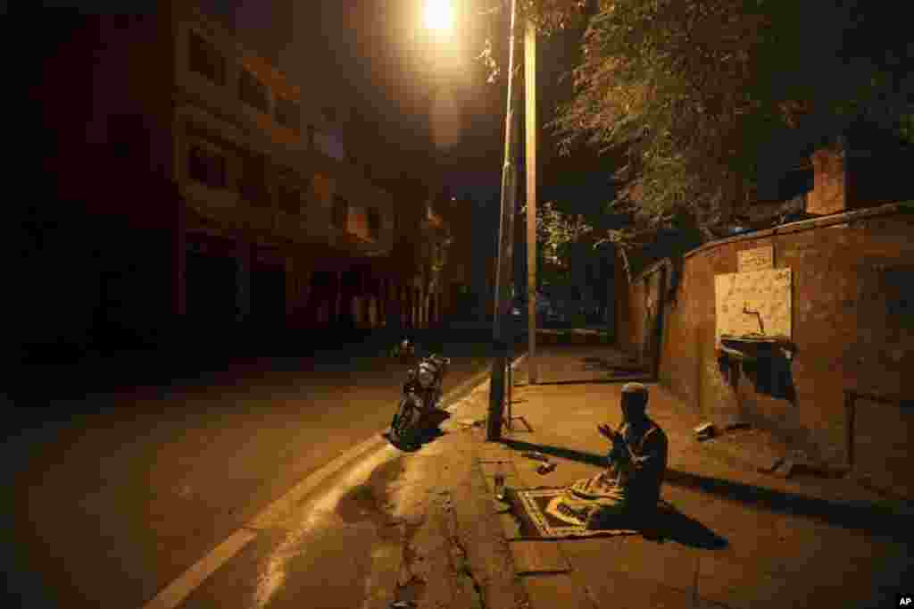 A Muslim worshipper offers prayer on a street outside the Jama Masjid on the first day of Ramadan during a nationwide lockdown to control the spread of coronavirus, in New Delhi, India, April 25, 2020. 