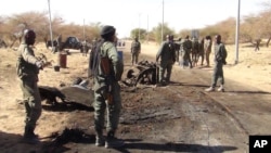 Soldats maliens près de l'aéroport de Tombouctou après une attaque suicide le 21 mars 2013. 