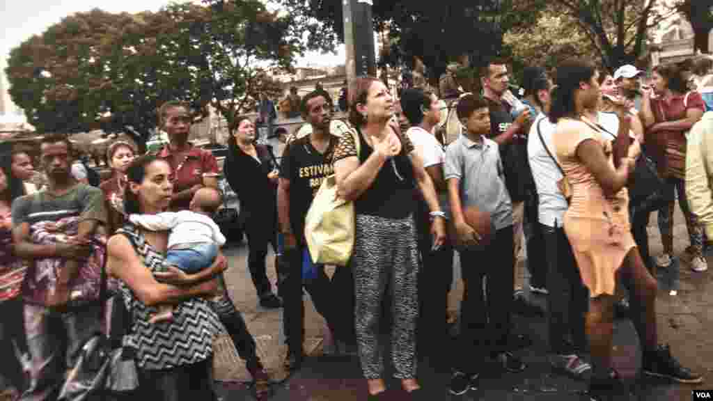 El fotógrafo Vasco Szinetar muestra en la series Los penitentes&nbsp; y Los caminantes la desesperanza de los venezolanos en las urbes del país. El deterioro social y el espacio y movimiento son captados por el artista. (Reproducción exhibición derechos de uso VOC)&nbsp;