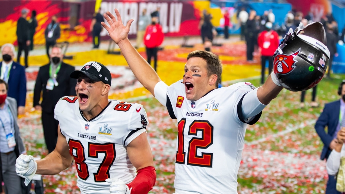 Tampa Bay Buccaneers win Super Bowl LV, defeating Kansas City Chiefs 31-9