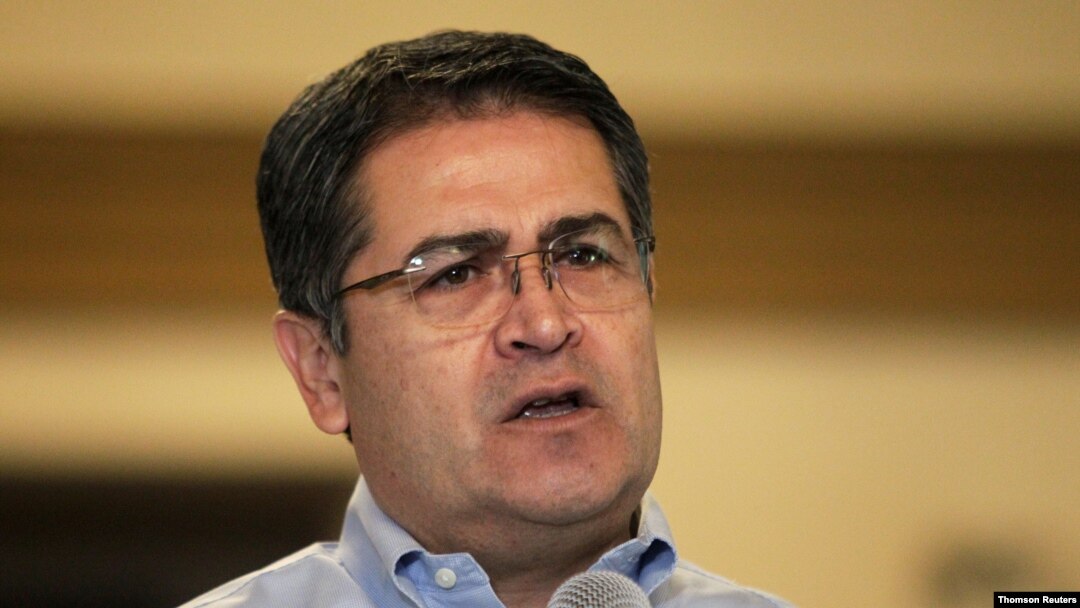 El presidente hondureño Juan Orlando Hernández envía un mensaje luego de que su hermano Juan Antonio "Tony" Hernández fuera declarado culpable de narcotráfico en Estados Unidos, en Tegucigalpa. [Archivo]