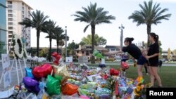 Hommage aux victimes de la boîte de nuit Pulse, Orlando, Floride, le 14 juin 2016. (REUTERS/Jim Young )