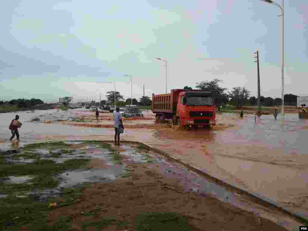 Angola, Luanda. A centralidade do Kilamba, na capital angolana, está inundada, com as estradas intrasitáveis, apesar da insistência dos automobilistas. A chuva não pára de ciar há uma semana. 29 de Abril de 2014