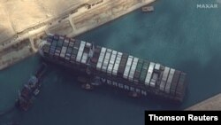 Kapal kontainer Ever Given di Terusan Suez. (Foto: Reuters)