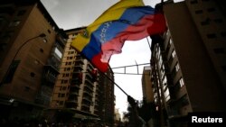 El gobierno de Venezuela expulsó a tres funcionarios y arrestó al líder de la oposición Leopoldo López. EE.UU. le advierte que no se quedará sin tomar acción.