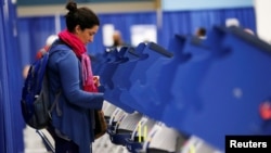 A voter casts her ballot during early voting in Chicago, Illinois, U.S., Oct. 14, 2016. 