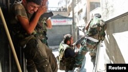 Thành viên của Quân đội Syria Tự do giao tranh với binh sĩ quân đội trong quận Saif al-Dawla của Aleppo