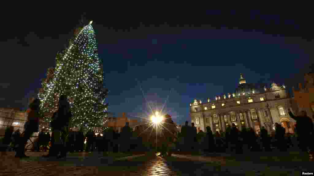 A árvore de Natal do Vaticano iluminada depois da cerimónia na Praça de São Pedro. Dez. 13, 2013. 