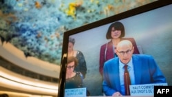 Komisaris Tinggi PBB untuk Hak Asasi Manusia Volker Turk muncul di layar TV saat menyampaikan pidato pada pembukaan Dewan Hak Asasi Manusia PBB ke-54 di Jenewa, 11 September 2023. (Fabrice COFFRINI / AFP)