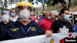 Docentes escolares y universitarios se manifiestan por mejores condiciones laborales y aumentos salariales durante el brote de la enfermedad del coronavirus (COVID-19), en Caracas, el 15 de marzo de 2021.