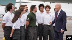 Prezidan Joe Biden salye manm Americorps National Civilian Community Corps, apre li rive nan baz aviyasyon Charleston nan abo avyon prezidansyel Air Force One, 19 Janvye 2025. 