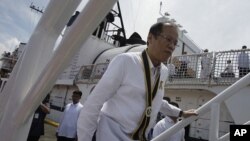 Philippine President Benigno Aquino III climbs up the BRP Gregorio Del Pilar (PF 15) as he leads arrival ceremonies at Manila's pier, Philippines, August 23, 2011